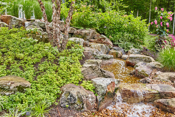 Serene Waterfall Garden s à Huntertown, Indiana, 2015 - Une retraite résidentielle tranquille - Photo, image