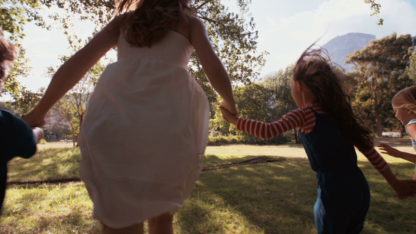 Frau läuft mit Kindern durch Park - Filmmaterial, Video