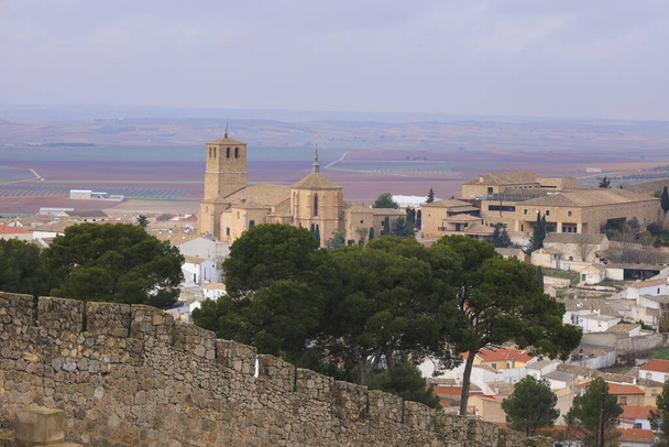 Vistas de la ciudad de Belmonte y serra desde la pasarela del Castillo en un día nublado - Foto, Imagen