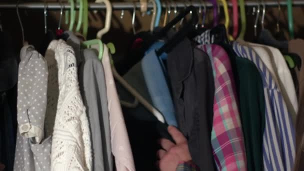 Γυναίκα ψάχνει στην ντουλάπα για κάτι να φορούν μεσαίου zoom shot επιλεκτική εστίαση - Πλάνα, βίντεο