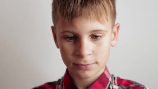 Aranyos Kid Boy Arc Portré Closeup Grimace A kamera.boy kezében egy fuvola Kiváló minőségű 4k felvételek - Felvétel, videó