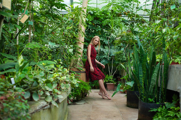 Gyönyörű fiatal nő visel nyári ruhát trópusi üdülőhelyen - Fotó, kép