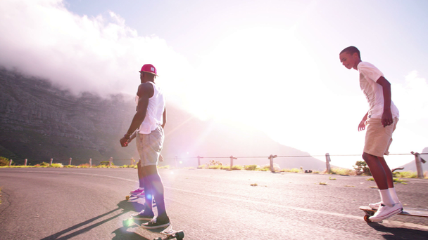 Longboarder rasen auf einer Bergstraße - Filmmaterial, Video