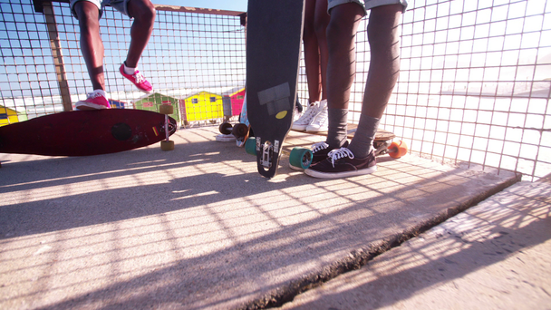 Longboarders nohy a jejich skateboardy - Záběry, video