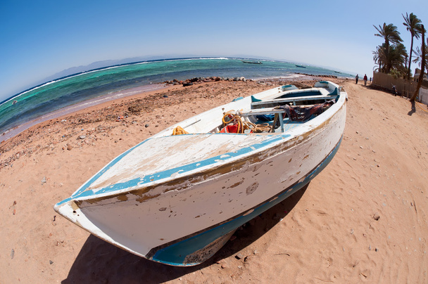 stara łódź na plaży - Zdjęcie, obraz