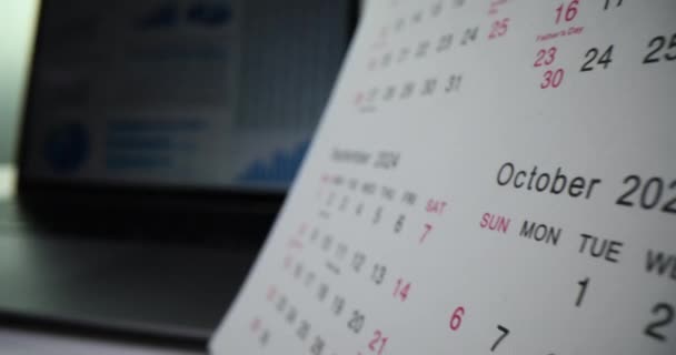 Szekrény fehér naptár 2024 az asztalon. Ülések és feladatok tervezése a következő évre - Felvétel, videó