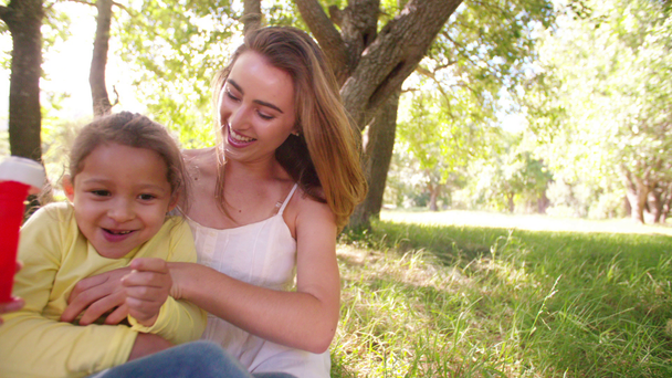 Μητέρα και το μικρό κορίτσι που γαργαλάει στο πάρκο - Πλάνα, βίντεο