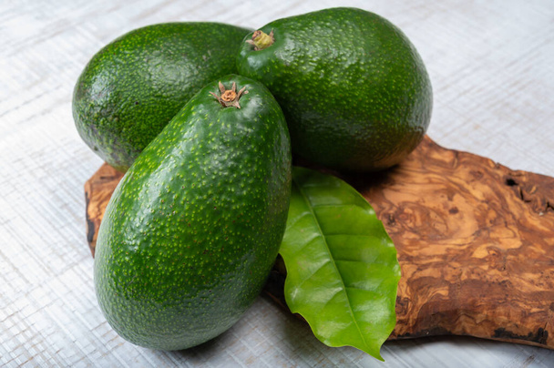Zelené zralé avokádové plody z organické avokádové plantáže - zdravé veganské a vegetariánské potraviny - Fotografie, Obrázek