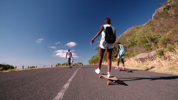 Skater fille descente course avec des amis
 - Séquence, vidéo