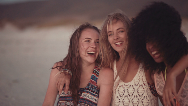 Дівчинка і її друзів на пляжі на заході сонця - Кадри, відео