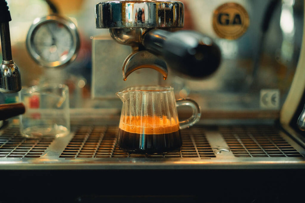 Виготовлення кави з машини в кафе - Фото, зображення