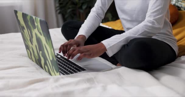 クローズアップショット選択フォーカスダークベッドの学生ティーンエイジャータイピングベッドに座ってホームワークからオンラインで勉強する女性 writitngレビュー 遠隔からの宿題. - 映像、動画