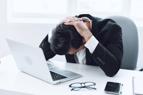 Osoba muž stůl myšlení ležérní brýle stůl běloch hlava sezení unavený pracovník notebook zaměstnanec ruce kancelář podnikatel zmatený manažer uvnitř pracovní podnikání zaměstnání - Fotografie, Obrázek