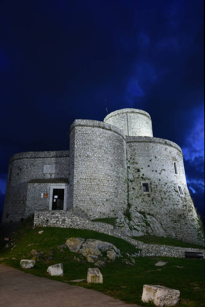  Οι τοίχοι ενός αρχαίου πύργου με πανοραμική θέα σε νυχτερινή φωτογραφία. στο Montesarchio, Ιταλία. - Φωτογραφία, εικόνα