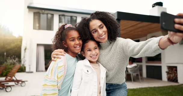 Perhe, selfie ja lapset ulkona hymy, rakkaus ja hoito kotona takapihalla. Kasvot nuori latino nainen, nainen tai vanhempi kuvan onnellinen lapset sosiaalisen median postitse tai profiilin kuva. - Valokuva, kuva