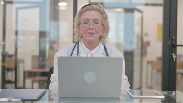 Gemengde ras arts met behulp van tablet in de kliniek - Video