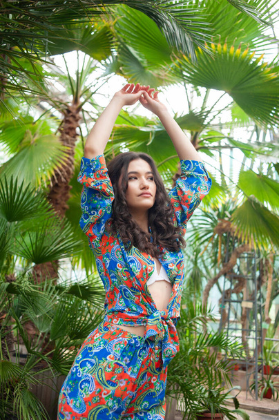 Hermosa mujer joven con ropa de verano en el resort tropical - Foto, Imagen