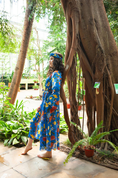Mooie jonge vrouw draagt zomerkleding op tropisch resort - Foto, afbeelding