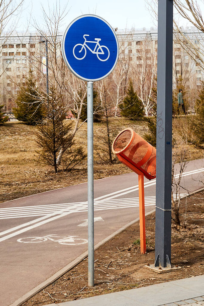 panneau de signalisation piste cyclable et benne à bouteilles dans le parc public - Photo, image