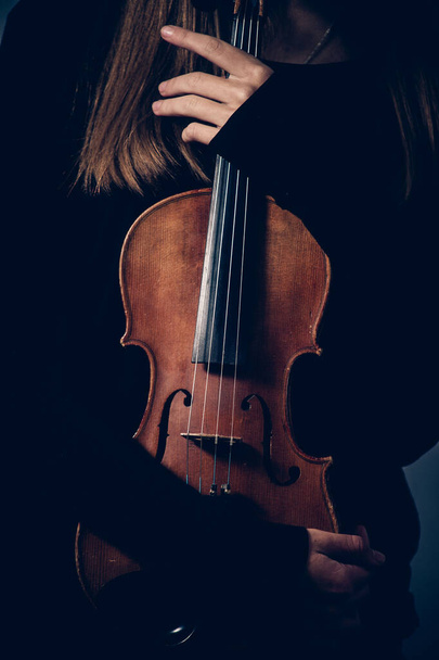 ヴァイオリン 女の子の手で 閉じる - 写真・画像