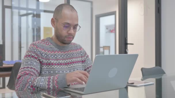 Hüvelykujj lefelé a fiatal spanyol férfi, miközben dolgozik a laptop - Felvétel, videó