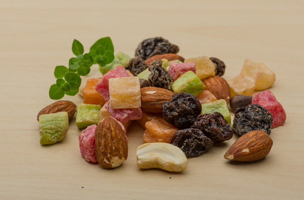 pähkinät ja kuivat hedelmät sekoitus
 - Valokuva, kuva