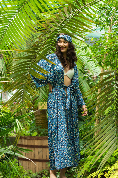 Frau trägt Sommerkleidung in Tropenresort - Foto, Bild