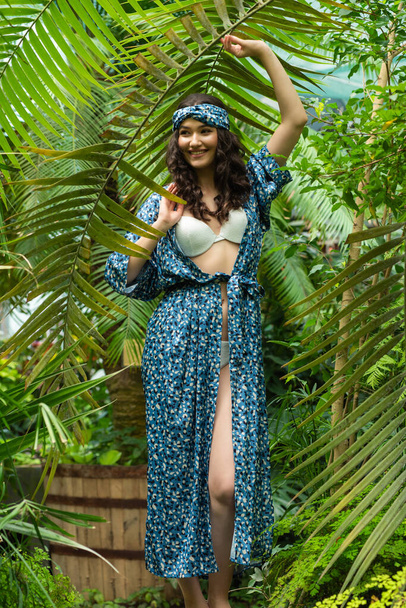 Mujer vestida con ropa de verano en un resort tropical - Foto, Imagen