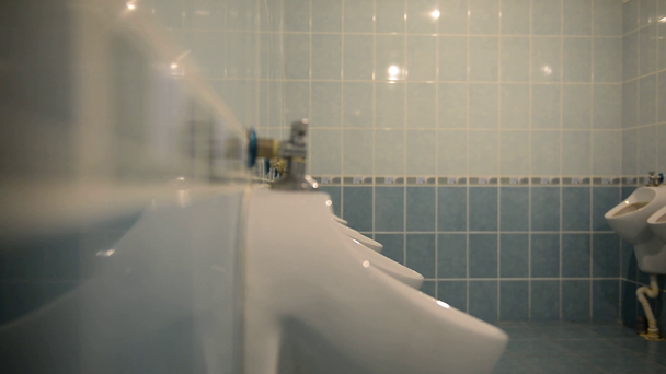 Ένας άντρας σε μια δημόσια τουαλέτα - Πλάνα, βίντεο