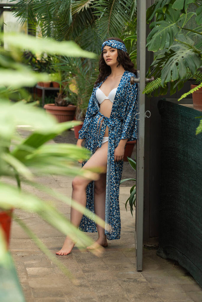 Femme portant des vêtements d'été sur la station tropicale - Photo, image
