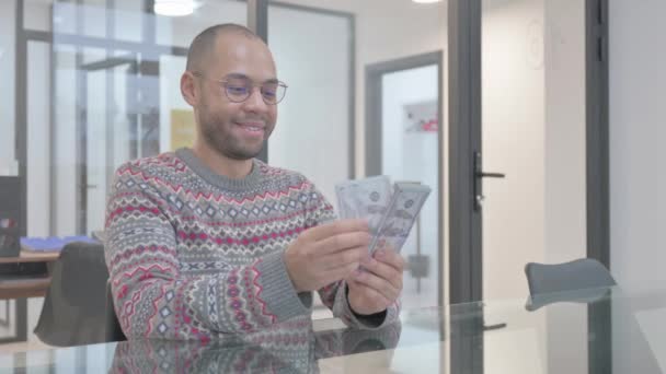 Mladý hispánec ukazující peníze v kanceláři - Záběry, video