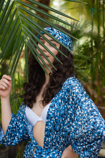 Женщина в летней одежде на тропическом курорте - Фото, изображение