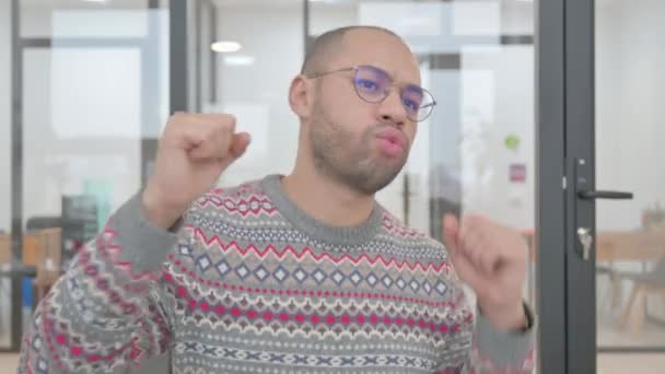 retrato de dança feliz jovem árabe homem - Filmagem, Vídeo