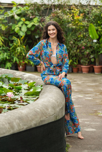 Femme portant des vêtements d'été sur la station tropicale - Photo, image