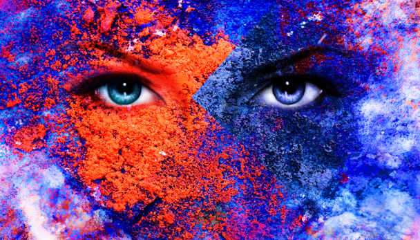 Une paire de beaux yeux bleus de femmes rayonnant, effet de terre de couleur, collage de peinture, maquillage violet
 - Photo, image