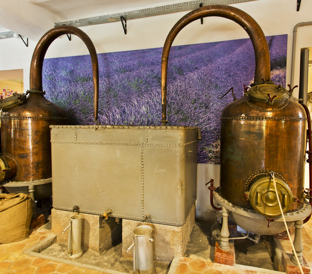 Alambiques ou alambiques numa destilaria de perfumes
   - Foto, Imagem