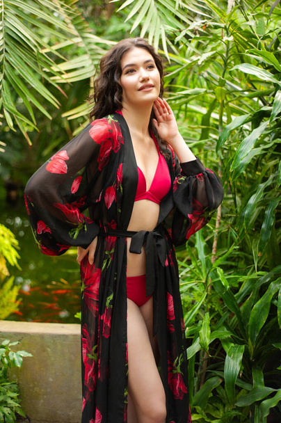 Vrouw in zomerkleding op tropisch resort - Foto, afbeelding