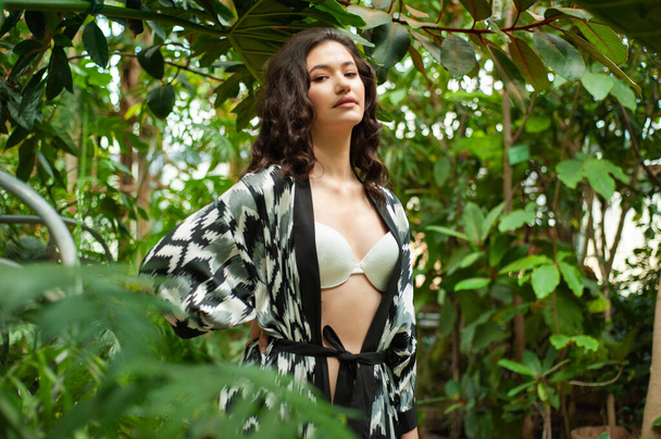 Mulher vestindo roupas de verão no resort tropical - Foto, Imagem