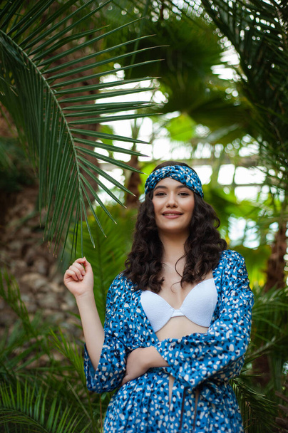 Donna che indossa abiti estivi in resort tropicale - Foto, immagini