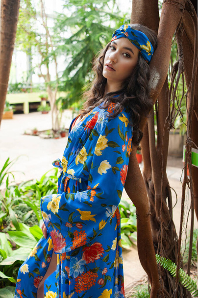 Žena v letním oblečení na tropickém resortu - Fotografie, Obrázek