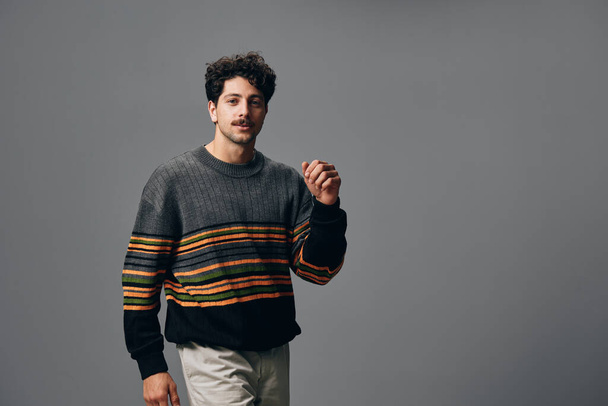 mężczyzna moda portret sweter osoba ekspresja hipster szczęśliwy pewny siebie trendy dorosłych chłodny uśmiech facet wygląd twarz copyspace przystojny młody - Zdjęcie, obraz