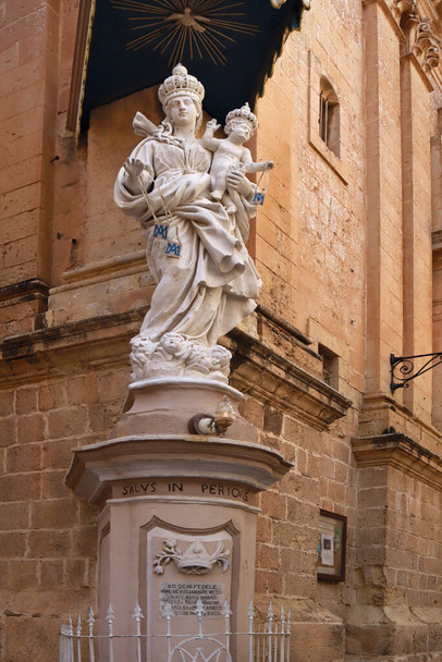  Mdina, Malta 'daki Carmel Dağı' nın Madonna heykeli. - Fotoğraf, Görsel
