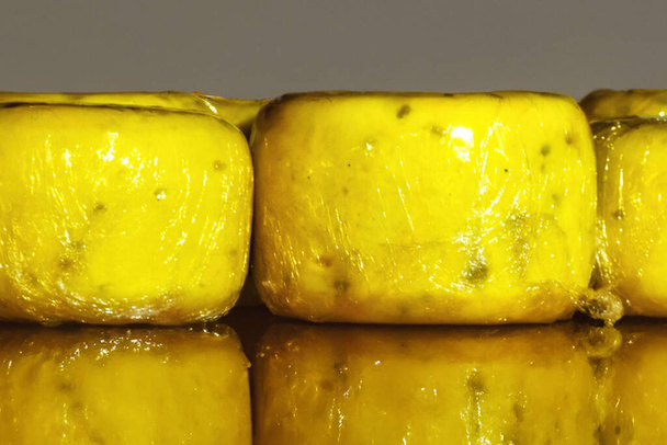 Желтый голландский сыр выставлен на продажу в Нидерландах - Фото, изображение
