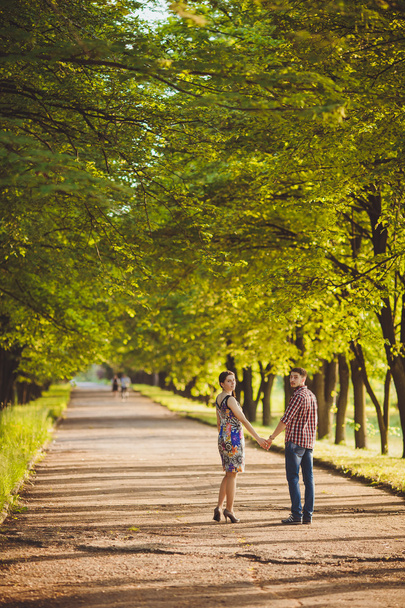 Couple marchant en tenant la main
 - Photo, image