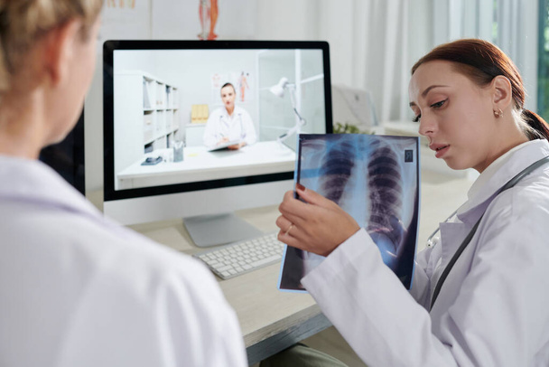 Équipe de médecins discutant du sport noir sur les poumons radiographie du patient - Photo, image