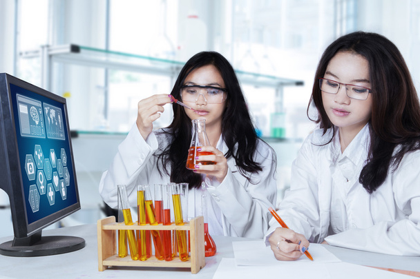 Teenage students in the laboratory - Zdjęcie, obraz