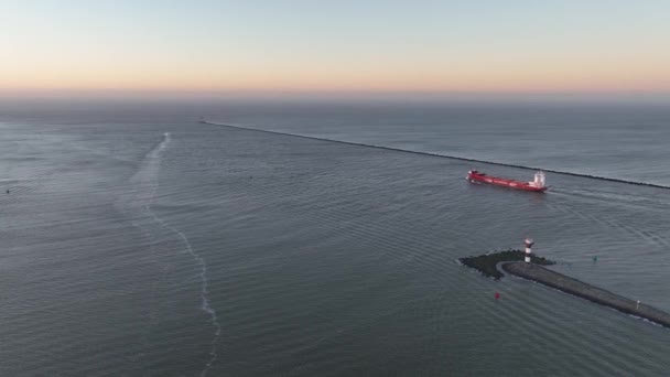 Widok z powietrza na duży statek masowy opuszczający port w Hoek van Holland, brama z Rotterdamu do otwartego północnego morza. - Materiał filmowy, wideo