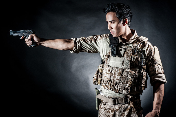 Soldat hält Waffe in der Hand - Foto, Bild