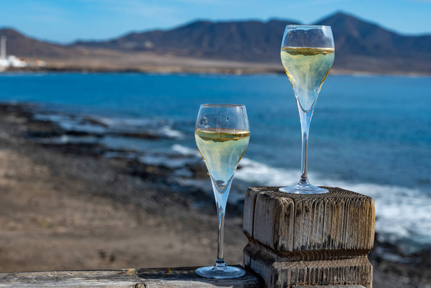 Ρίχνει ένα ποτήρι σαμπάνια στις διακοπές, νότια της Fuerteventura, Κανάρια νησιά, μπλε ωκεανός, βουνά, Ισπανία - Φωτογραφία, εικόνα