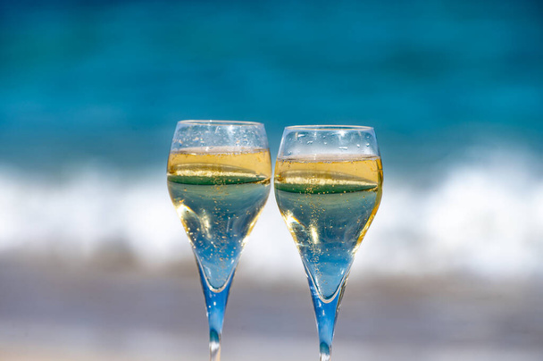 Ρίχνει ένα ποτήρι σαμπάνια στις διακοπές, νότια της Fuerteventura, Κανάρια νησιά, μπλε ωκεανός, βουνά, Ισπανία - Φωτογραφία, εικόνα